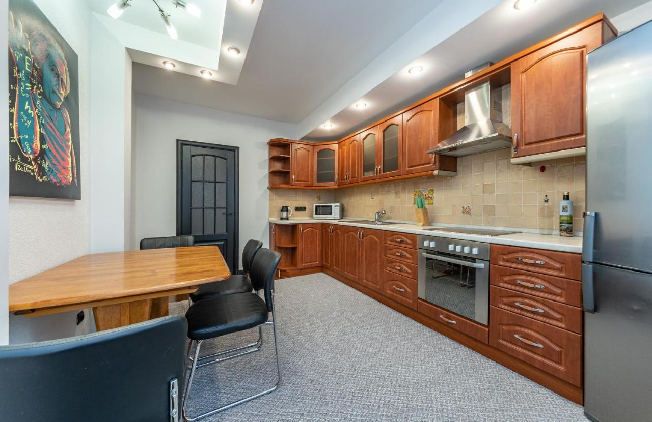 Modern 3 Bedroom Apartment Kiev Bagian luar foto