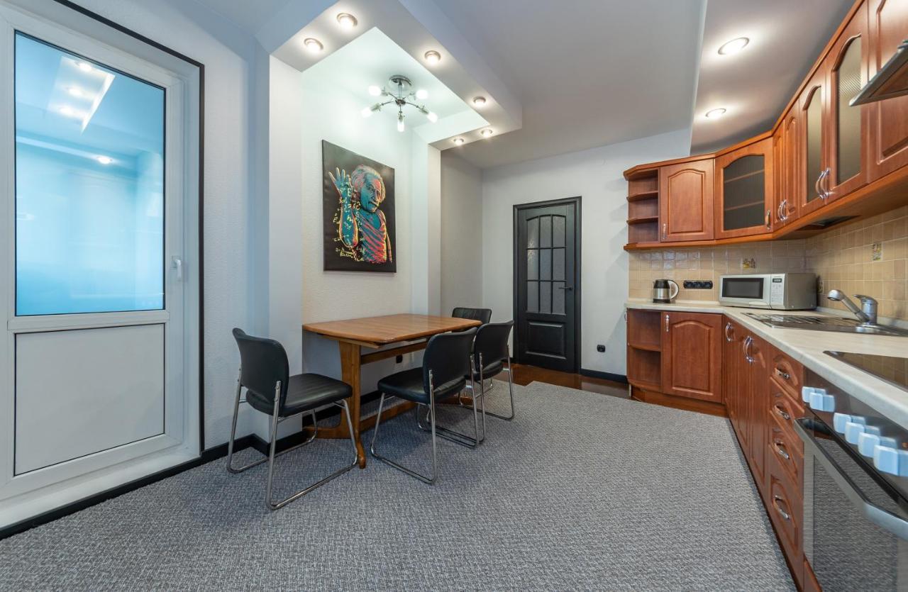 Modern 3 Bedroom Apartment Kiev Bagian luar foto